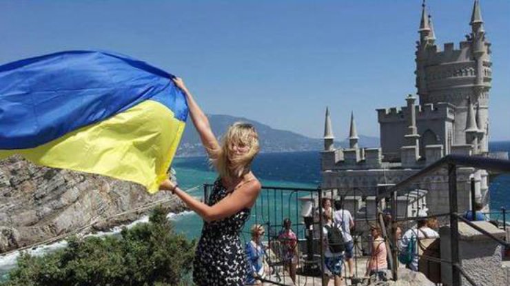 В Крыму женщина развернула украинский флаг. Фото @irn_mus 