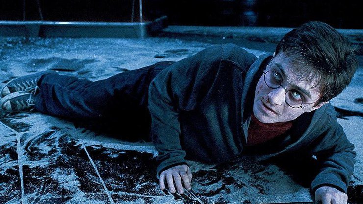 Гарри Поттер пристал в непривычном для него образе плохиша (кадр из фильма "Гарри Поттер и орден феникса")