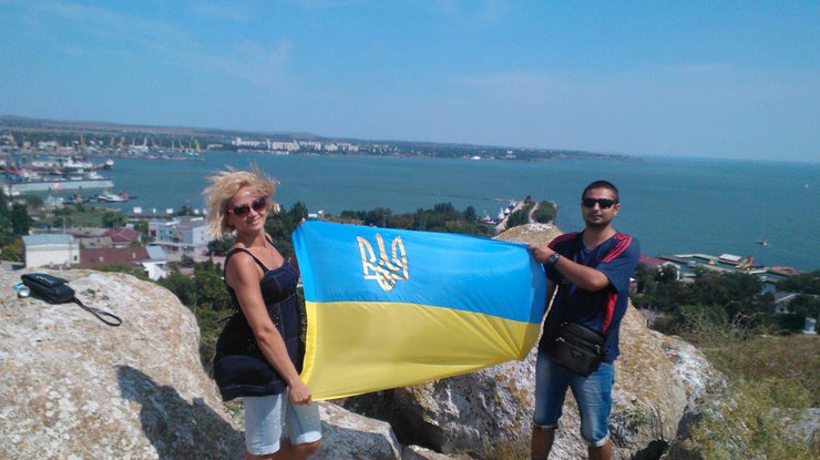 Крымчане фотографируются с флагом Украины. Фото Art Zed via Facebook