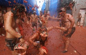 Народные гульнья на испанском фестивале "Ла Томатина". Фото The Daily Mirror