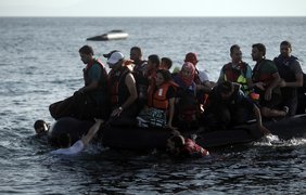 На острове Кос наплыв беженцев достиг критической точки. Фото epa.eu
