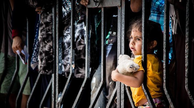 Беженцев в Греции закрыли на стадионе. Фото epa.eu