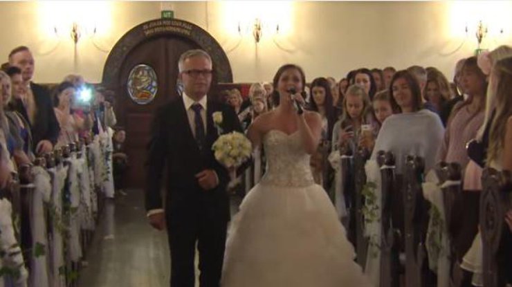 Невеста потрясающе спела жениху на свадьбе, и отец ее поддержал