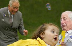 Малышка с мыльными пузырями испугала принца Чарльза. Фото twitter.com/Sakarpiyon
