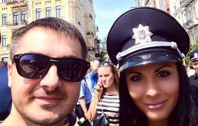 Полицейская Людмила Милевич на работе обожает делать "селфи"