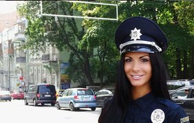 Полицейская Людмила Милевич на работе обожает делать "селфи"