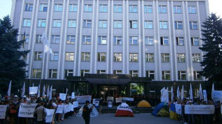 В пикете участвуют около 500 работников компании. Фото kg-ua.com