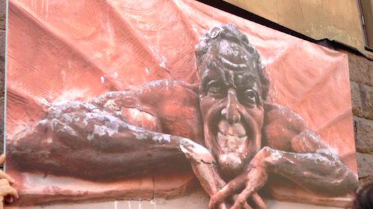 Баннер с изображением уничтоженного горельефа у Дома с Мефистофелем.