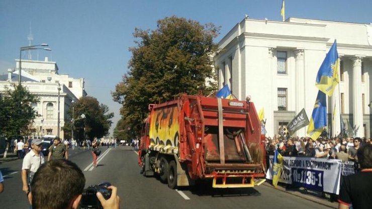 "Правый сектор" привез мусоровоз-"люстратор" к зданию Рады. Twitter/RS_Ukraine