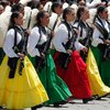 Прикольная военная форма: Мексика воюет в юбках (фото)