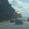 В Ирландии 12-метровая надувная игрушка заблокировала дорогу (фото)