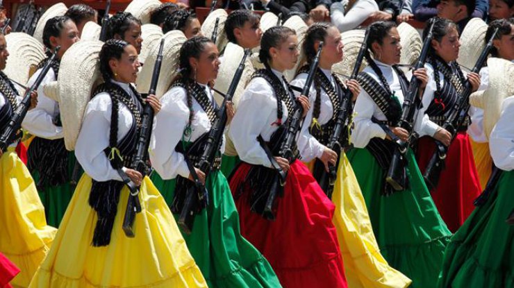 Девушки в Мексике воюют в разноцветных пышных юбках