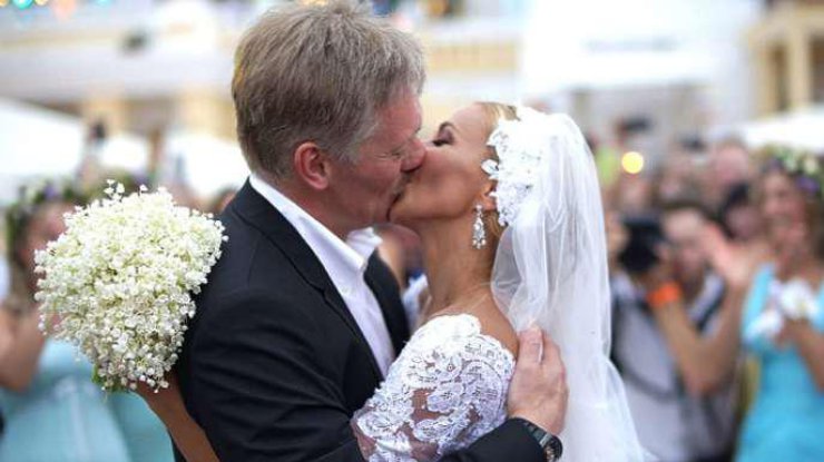 Дмитрий Песков поцеловал Татьяну Навку по команде. Фото RRNews.ru