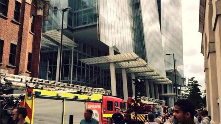 Пожар в самом высоком небоскребе Лондона. Twitter