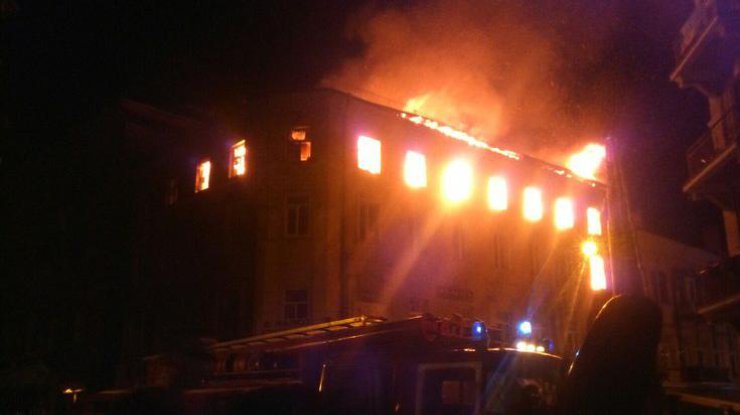 В исторической части Тернополя бушует пожар (фото)