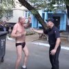 На полицейских напал пьяный и голый водитель (видео)