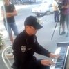 В Киеве полицейский сыграл на пианино хит Apologize (видео)