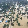 Из-за наводнения в Индии плывут автобусы и гибнут люди (фото)