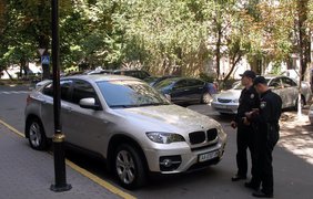Происшествие с BMW под зданием ГПУ. Фото majorua.livejournal.com