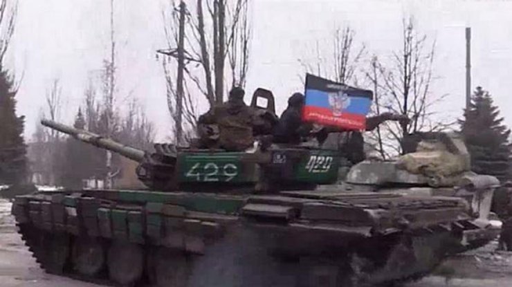 Боевики продолжают использовать танки.