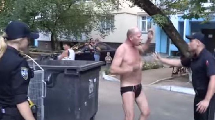 Пьяный голыц мужчина попытался драться с полицейскими