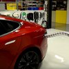 Tesla показала стальную змею для зарядки электромобилей (видео)