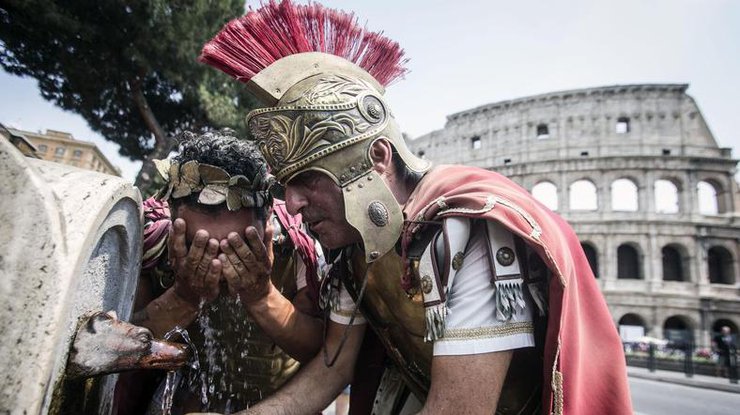 Римляне и народ спасаются в фонтанах от жары. Фото epa.eu