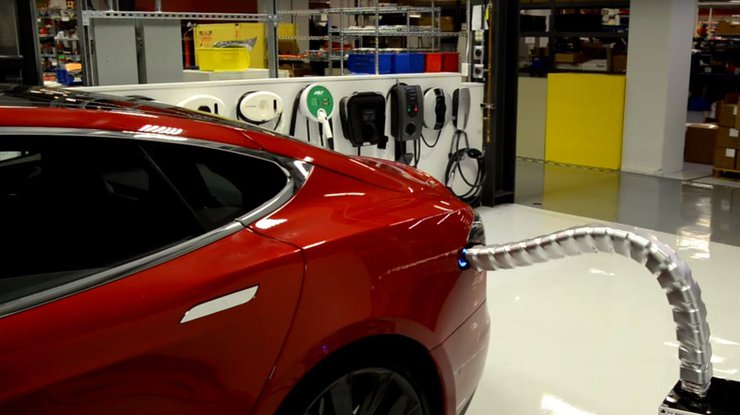 "Стальная змея" для зарядки электромобилей Tesla Motors