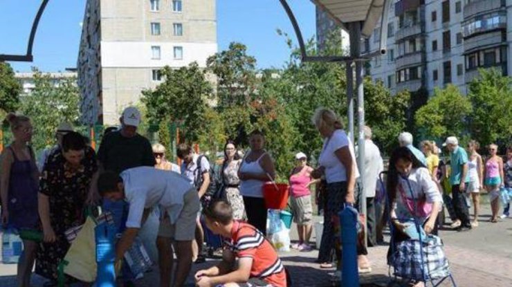 Люди стоят в очереди по полчаса - сорок минут. Фото kievvlast.com.ua