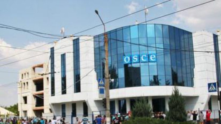 Акцию устроили после сожжения автомобилей ОБСЕ в Донецке.