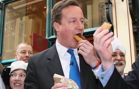 Дэвид Кэмерон ест пироженки
