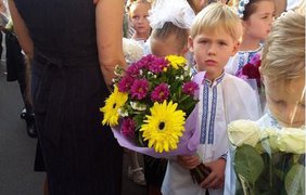 Маленький ученик с букетом и вышиванке. Facebook/Юлия Орленко
