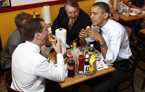 Президент США Барак Обама c Медведевым в кафе