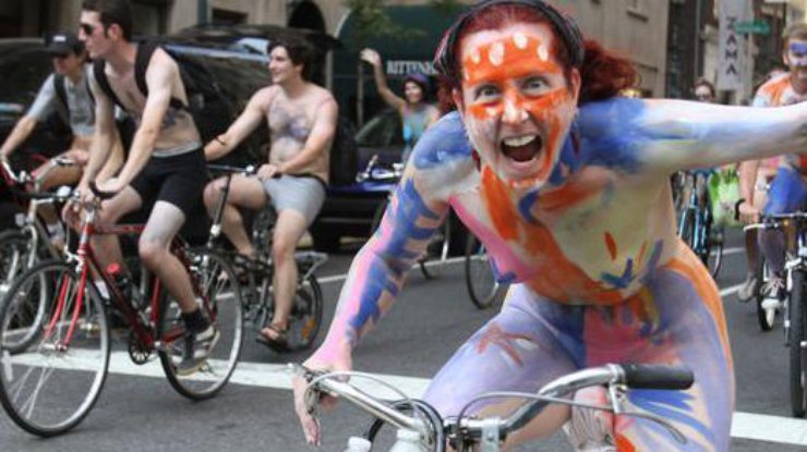 Голые велосипедисты протестовали из-за нефти (фото nj.com)