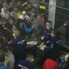 В Венгрии полиция бросает едой в толпу беженцев (видео)