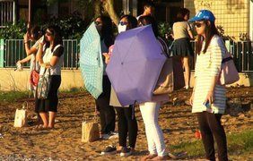 Группа странных девушек в Гонконге практикует питание солнечной энергией