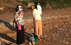 Группа странных девушек в Гонконге практикует питание солнечной энергией