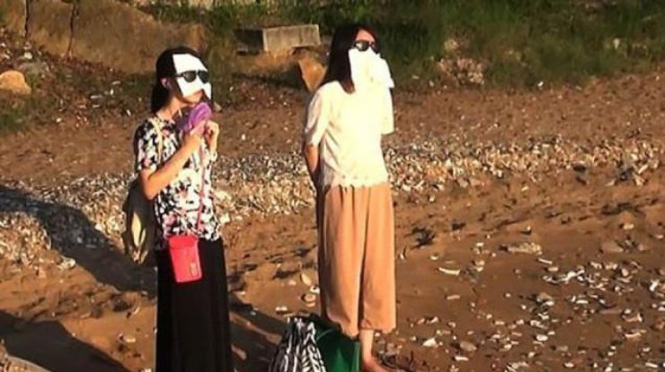 Китаянки приходят на пляж вместо обеденного перерыва
