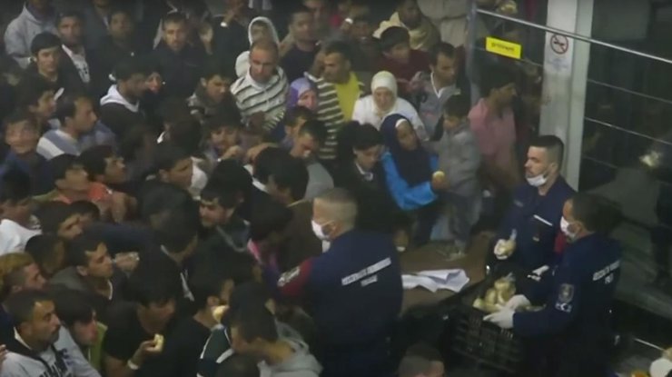 Венгерская полиция кормит беженцев
