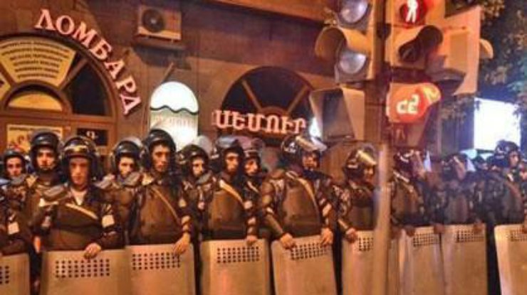 Полиция начала разгон протестующих в Ереване