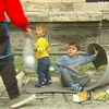 В Венгрии беженцы топчутся по еде и требуют денег