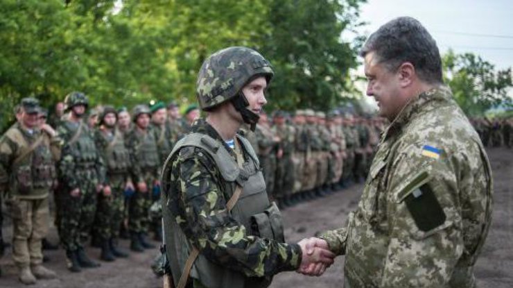 Порошенко введет военное положение в случае наступления России.