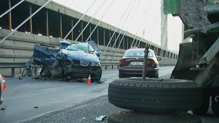 Автомобиль разнесло на части. Фото Виталий Мирошниченко / lb.ua