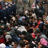 Толпа беженцев пытается прорвать границу Венгрии