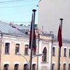 Житель Москвы швырял в прохожих кирпичи с крыши (видео)