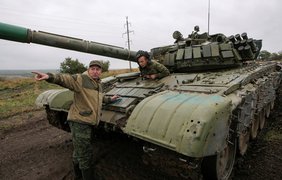 Близ Донецка боевики скопили большое количество бронетехники