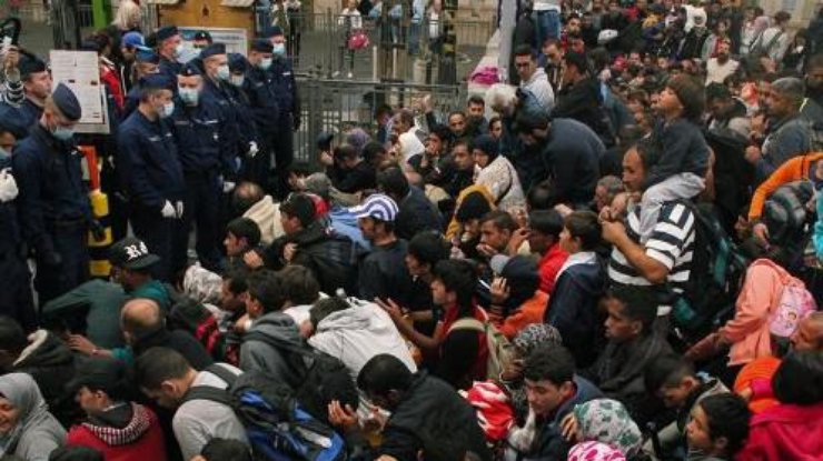 Беженцы пытаются прорвать границу в Венгрию