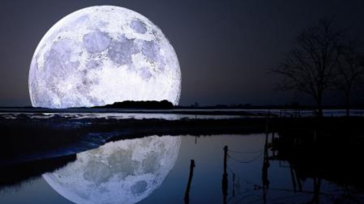 Физической разницы Луна не имеет. Он только кажется немного больше в небе.