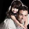 После смерти жены бразилец воссоздал фотосессию с дочкой (фото)