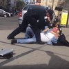 В центре Киева полицейские завалили таксиста-нарушителя (видео)